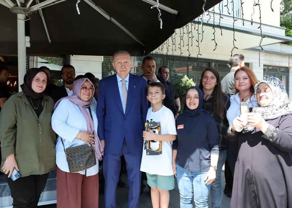 Cumhurbaşkanı Erdoğan'dan Üsküdar'da Esnaf ve Vatandaşlara Samimi Ziyaret