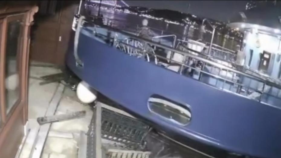 Boğaz'da Yolcu Vapurunun Tarihi Yalıya Çarpması Olayı