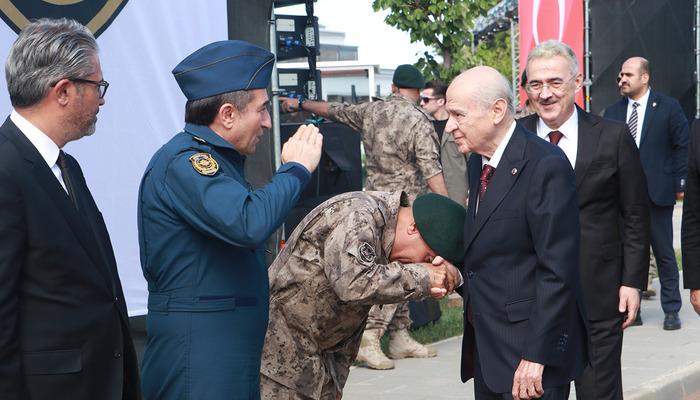 Devlet Bahçeli’nin ziyaretindeki o kare gündem oldu!  MHP’liden Özgür Özel’e yanıt