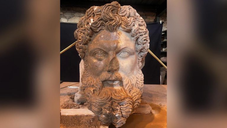 Aphrodisias Antik Kenti’nde “Zeus’un devasa başı” bulundu