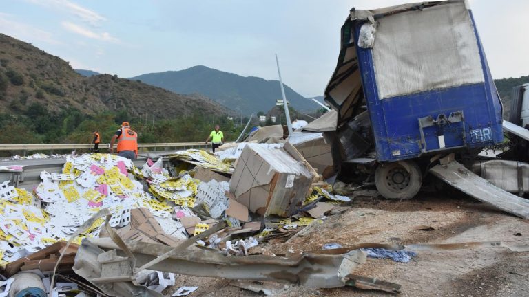 Bilecik’te devrilen tırın sürücüsü yaralandı