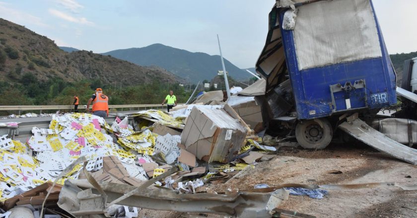 Bilecik’te devrilen tırın sürücüsü yaralandı