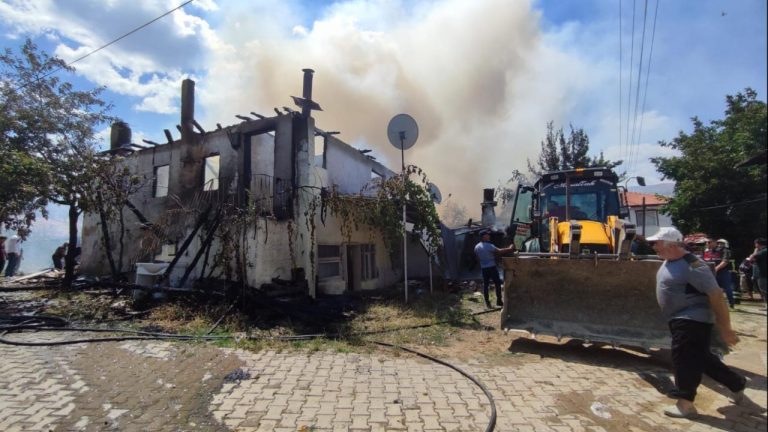 Çankırı’da çıkan yangında 4 ev yandı