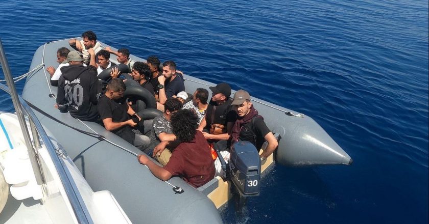 Muğla’da sürüklenen teknedeki 24 kaçak göçmen kurtarıldı