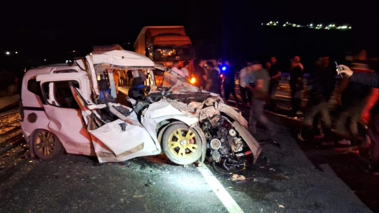 Erzincan’da hafif ticari araç traktörle çarpıştı: 3 ölü