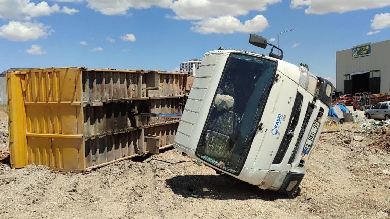 Kahramanmaraş’ta hafriyat boşaltma sırasında devrilen tırın sürücüsü yaralandı