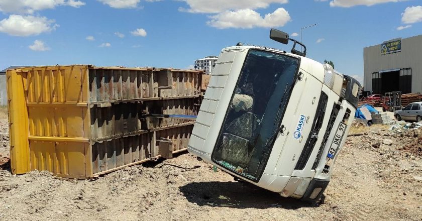 Kahramanmaraş’ta hafriyat boşaltma sırasında devrilen tırın sürücüsü yaralandı