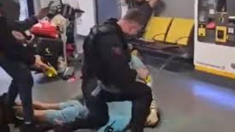 İngiltere’de mahkumun kafasına tekme atan polis memuruna soruşturma