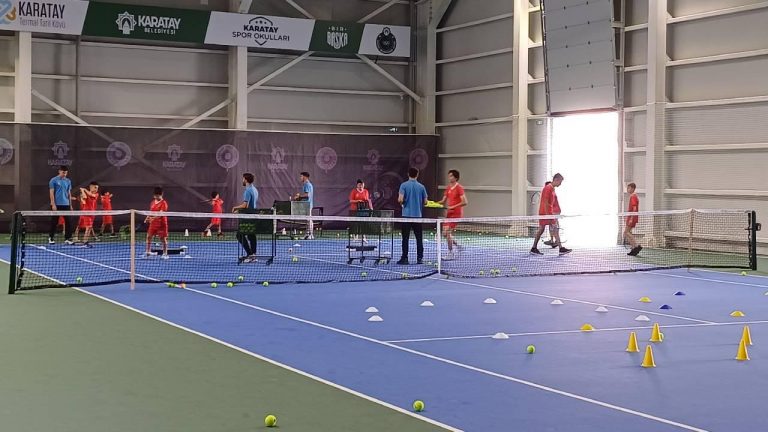 Konya’da kapalı tenis kortu açıldı