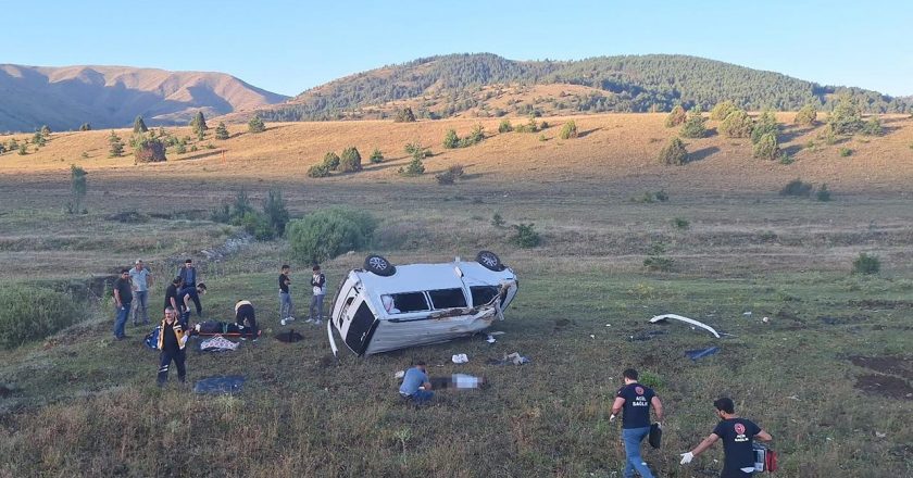 Minibüs direksiyon hakimiyetini kaybedip devrildi: 1 ölü, 6 yaralı