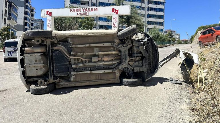 Emniyet kemerini takıyordu ve burnu da kanmıyordu.