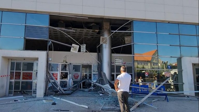 Yolcu otobüsünün Kırıkkale otogarının cam duvarına çarpması sonucu 3 kişi yaralandı.