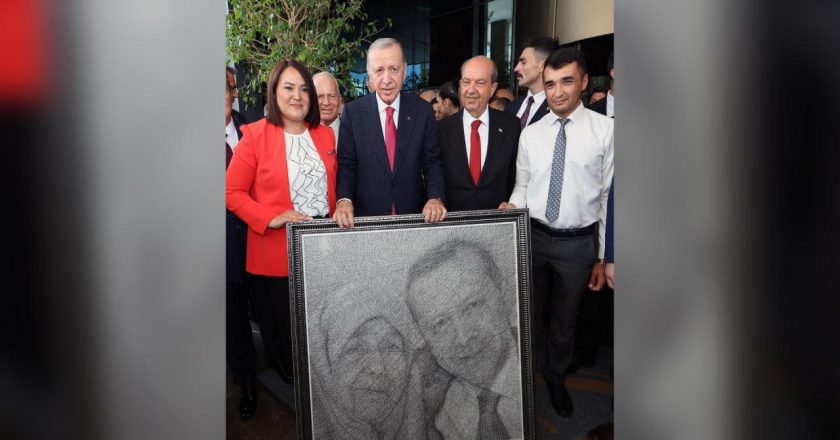 Annesiyle çekilen fotoğrafın filografik tablosu Cumhurbaşkanı Erdoğan’a teslim edildi