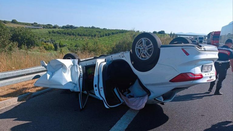 Manisa’da 2 otomobilin çarpışması sonucu 5 kişi yaralandı.