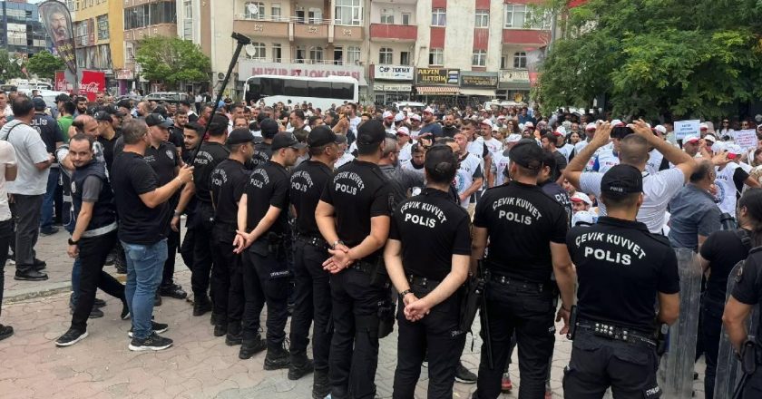 Iğdır Belediyesi’nde işten çıkarılan 204 çalışana oturma eylemi