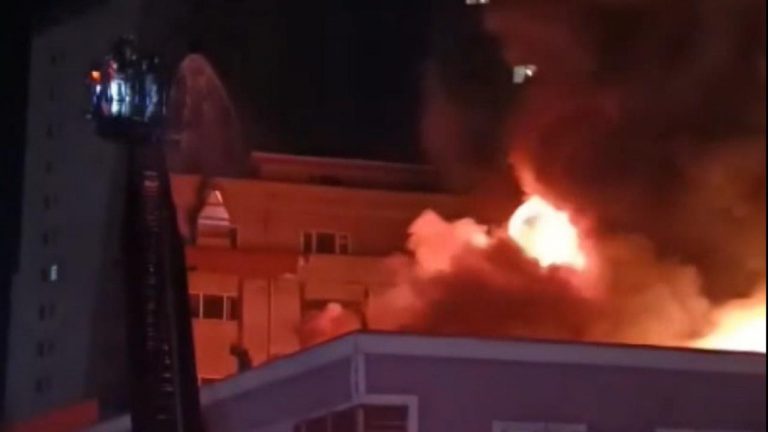 Ümraniye’de mobilya fabrikasının çatısında yangın çıktı