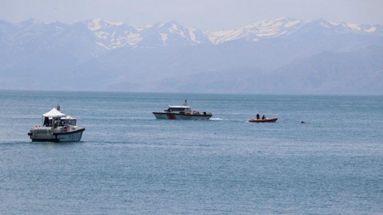 Van Gölü’nde kaybolan 2 kişinin cesedi bulundu