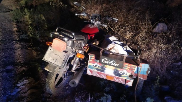 Adıyaman’da hafif ticari araçla çarpışan motosikletin sürücüsü hayatını kaybetti.