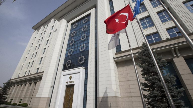 AK Parti yeni anayasa çalışmalarına ekimde başlayacak