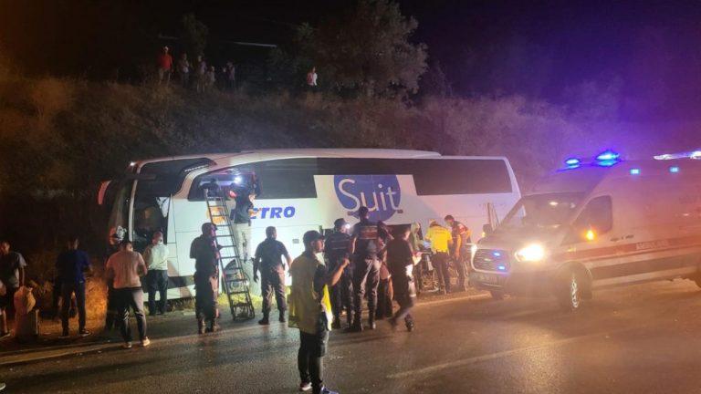 Aydın’da yolcu otobüsü yayaya çarpıp hendeğe devrildi: 1 ölü, 7 yaralı