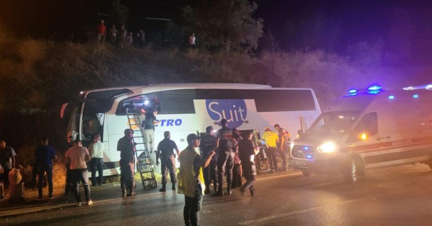 Aydın’da yolcu otobüsü yayaya çarpıp hendeğe devrildi: 1 ölü, 7 yaralı