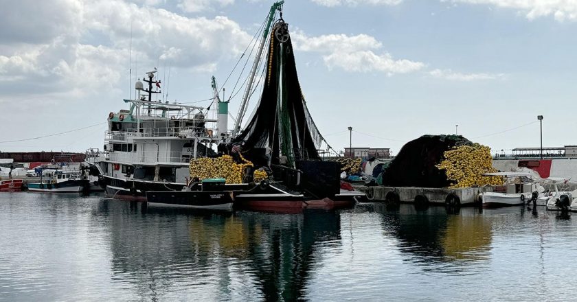 Balıkçılar ağlarını atmak için saatleri sayıyor