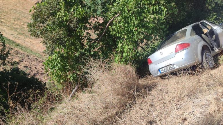 Balıkesir’de tarlaya devrilen otomobilde 1 kişi öldü, 2 kişi de yaralandı.