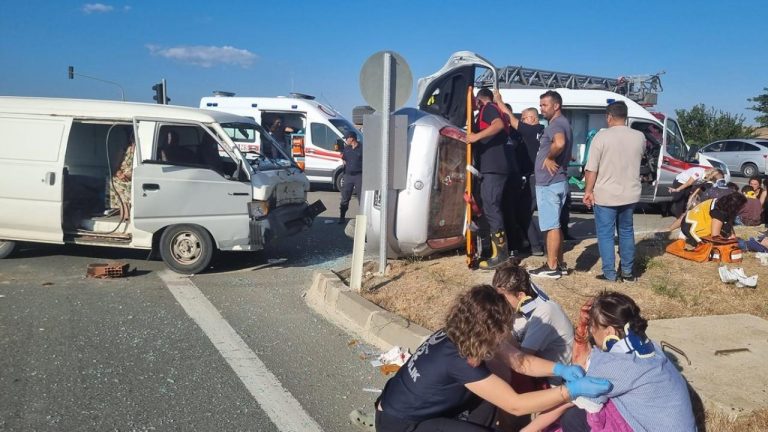 Çanakkale’de otomobil ile minibüs çarpıştı: 7 yaralı