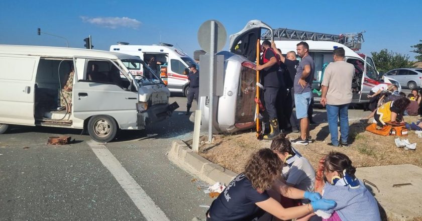 Çanakkale’de otomobil ile minibüs çarpıştı: 7 yaralı