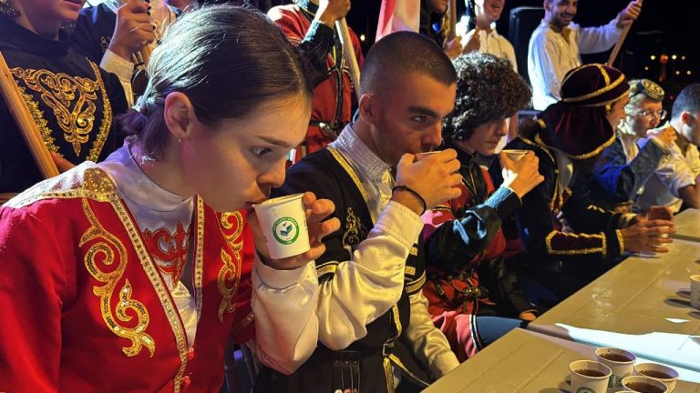 Rize’de düzenlenen festivalde 6 bardak çayı 3 dakikada içmek için yarıştılar.