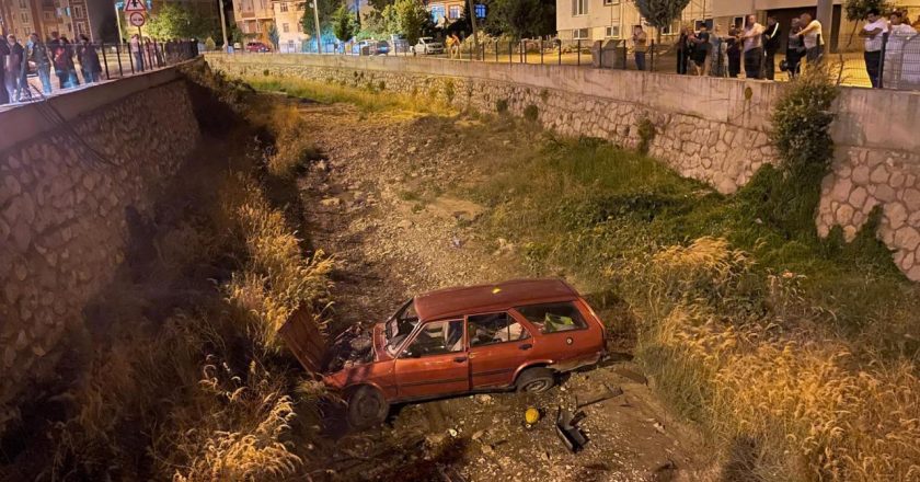 Çorum’da aracın dere yatağına düşmesi sonucu 3 kişi yaralandı