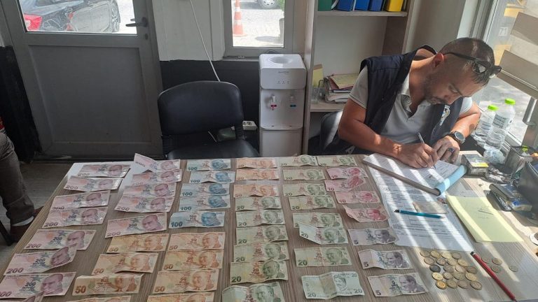 Cami önündeki dilencinin üzerinde 2 bin 675 lira bulundu