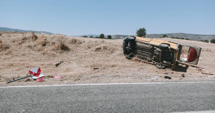 Diyarbakır’da devrilen hafif ticari araçta 1 kişi hayatını kaybetti, 9 kişi de yaralandı.