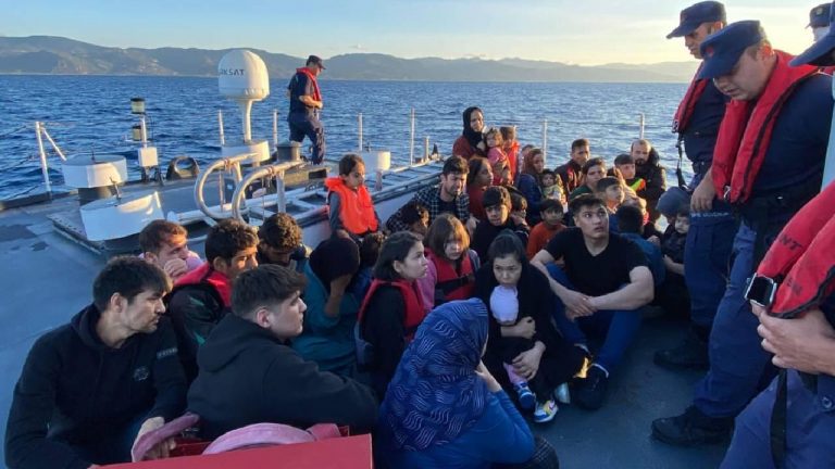 Çanakkale Ayvacık açıklarında 37 kaçak göçmen yakalandı