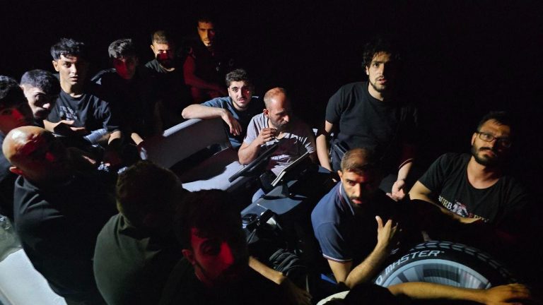 Çanakkale açıklarında 19 kaçak göçmen yakalandı