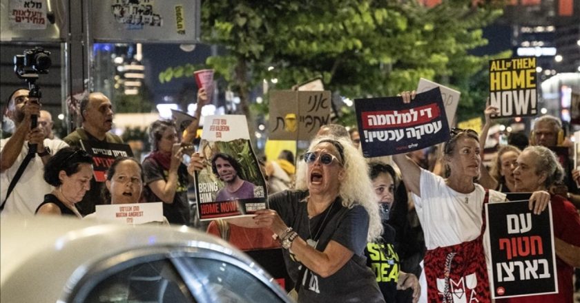 İsrailli mahkumların yakınları, ateşkes ve mahkum değişim anlaşması talebiyle Tel Aviv’de gösteri yaptı.