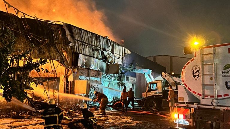 Hatay lastik deposundaki yangın kontrol altına alındı