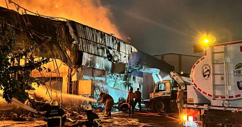 Hatay lastik deposundaki yangın kontrol altına alındı