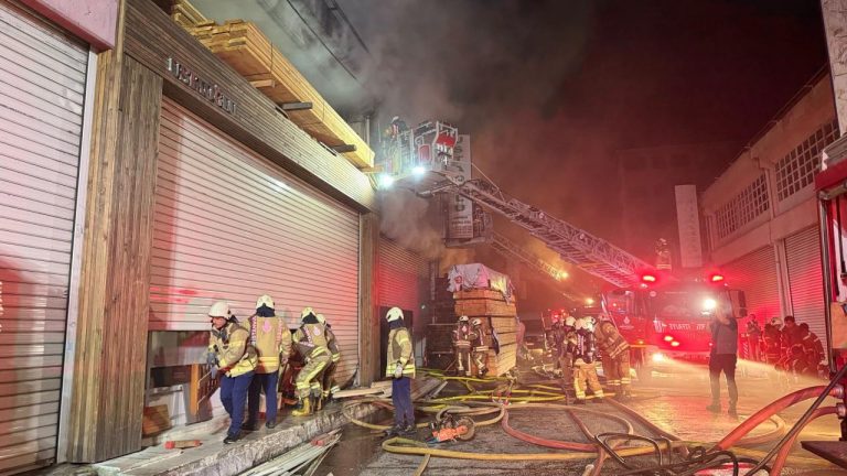 İstanbul mobilya atölyesinde çıkan yangın söndürüldü