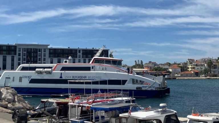 İzmir’de deniz ulaşımına fırtına engeli