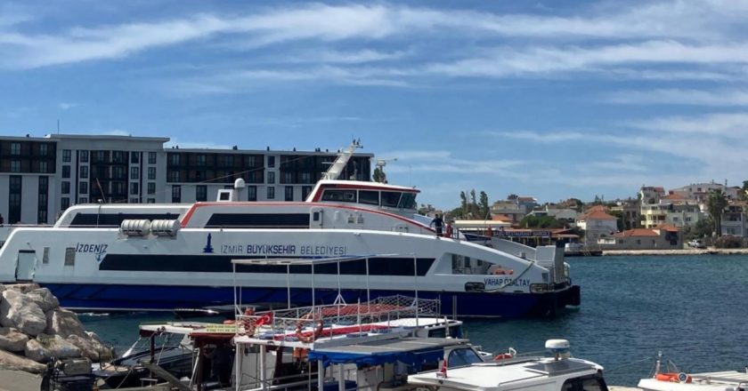 İzmir’de deniz ulaşımına fırtına engeli