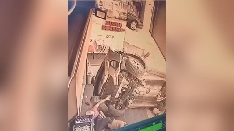 Kontrolden çıkan aracın mağazaya girdiği an kameralara yansıdı