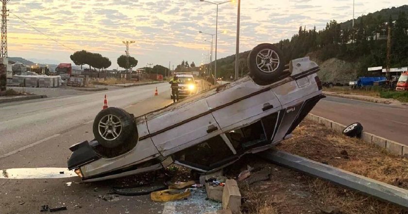 Amasya’da otomobilin elektrik direğine çarpması sonucu 4 kişi yaralandı.