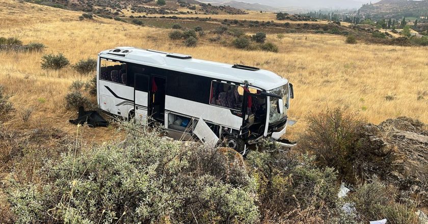 Düğün davetlilerini taşıyan midibüs devrildi: 27 yaralı