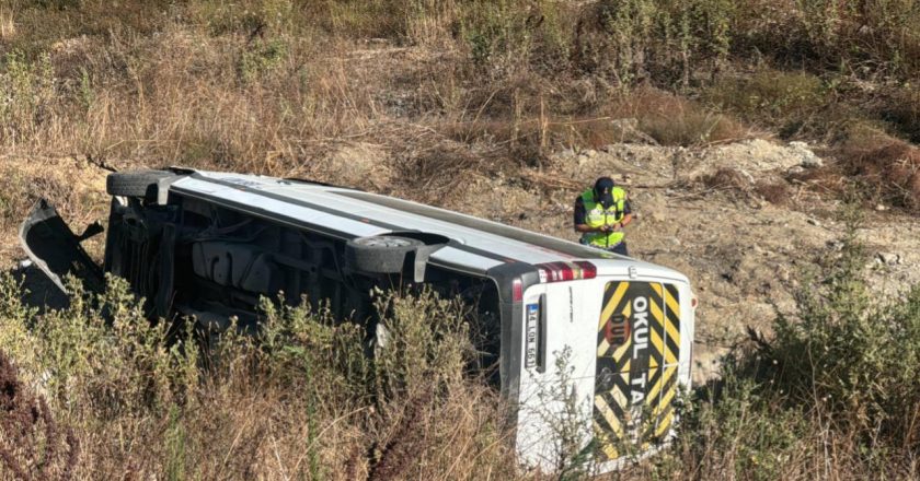 Kuzey Marmara Otoyolu’nda hendeğe düşen servis aracı devrildi: 9 yaralı