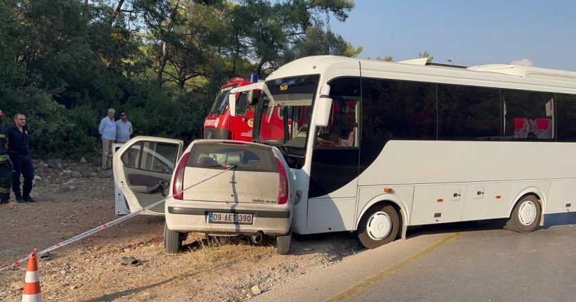 Muğla’da otomobil ile minibüsün çarpışması sonucu 1 kişi öldü, 1 kişi de yaralandı.