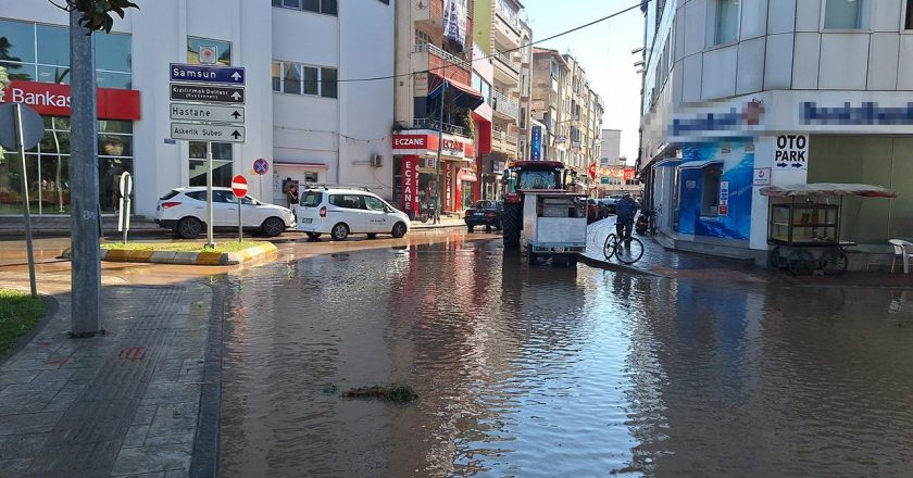 Samsun’da boru patladı, sokaklar sular altında kaldı