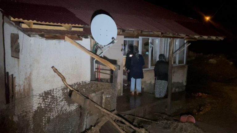 Sivas’ın Ulaş Mahallesi’nde su baskını: 20 ev su altında kaldı