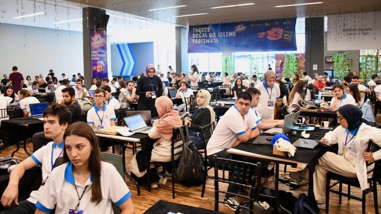 Yapay zeka destekli proje geliştiren öğrenciler TEKNOFEST’te yarıştı