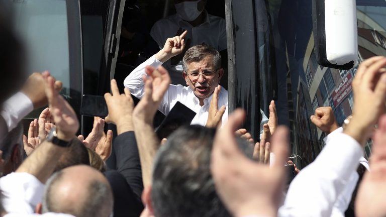 Geleceğin Partisi Lideri Ahmet Davutoğlu: “Görevde olsaydım bugün uçağa binip Beyrut’a inerdim”